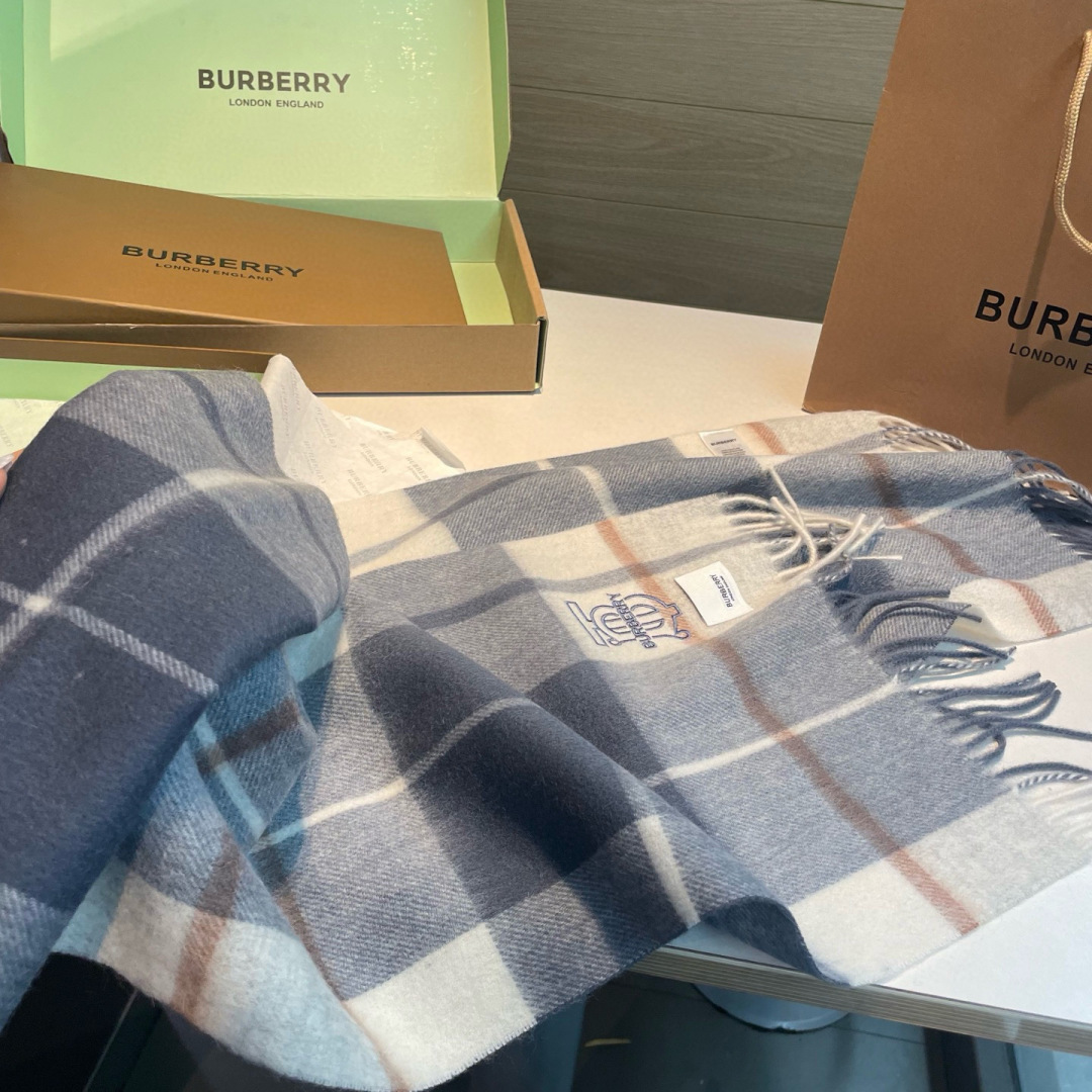 🆕Burberry · 巴宝莉格子围巾❗️好看的要疯掉了，太有型太有魅力了❗️❗️非常斯文时尚的秋冬单品