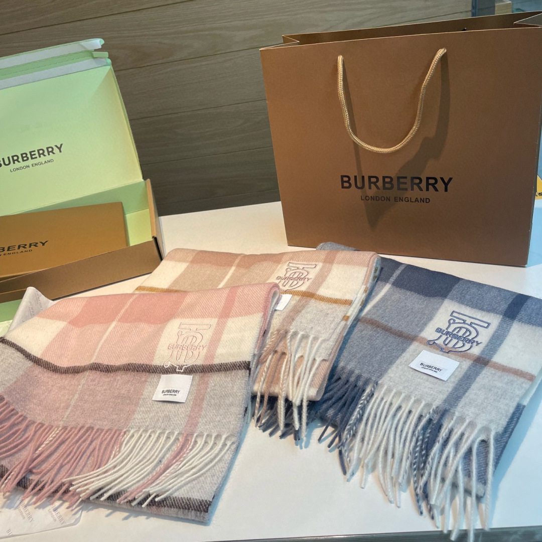 🆕Burberry · 巴宝莉格子围巾❗️好看的要疯掉了，太有型太有魅力了❗️❗️非常斯文时尚的秋冬单品
