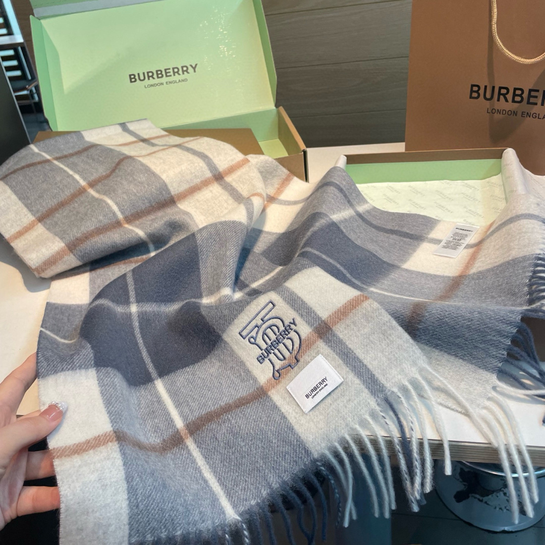 🆕Burberry · 巴宝莉格子围巾❗️好看的要疯掉了，太有型太有魅力了❗️❗️非常斯文时尚的秋冬单品