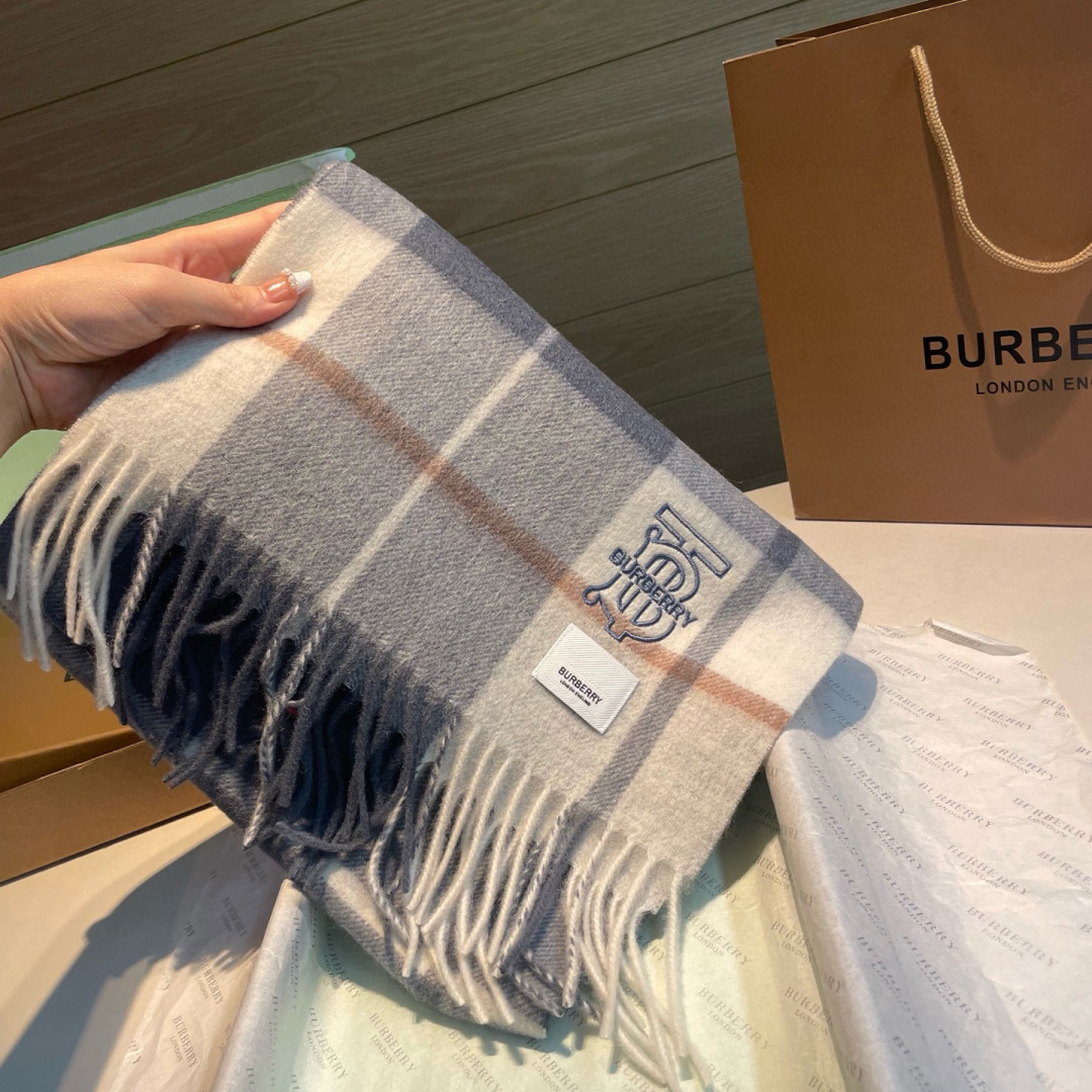 🆕Burberry · 巴宝莉格子围巾❗️好看的要疯掉了，太有型太有魅力了❗️❗️非常斯文时尚的秋冬单品