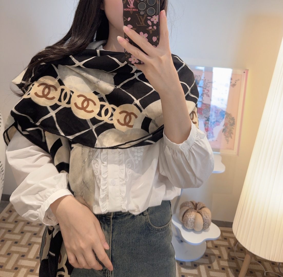 经典茶花优雅Coco风，Chanel最新菱格丝绒大方巾~气质到骨子里，香奶奶新一季的面料超高级，真心超级