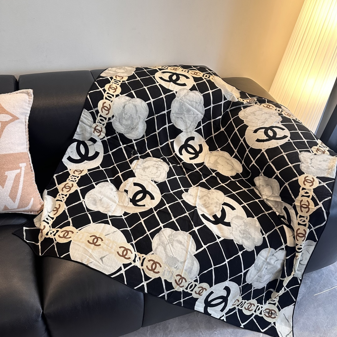 经典茶花优雅Coco风，Chanel最新菱格丝绒大方巾~气质到骨子里，香奶奶新一季的面料超高级，真心超级