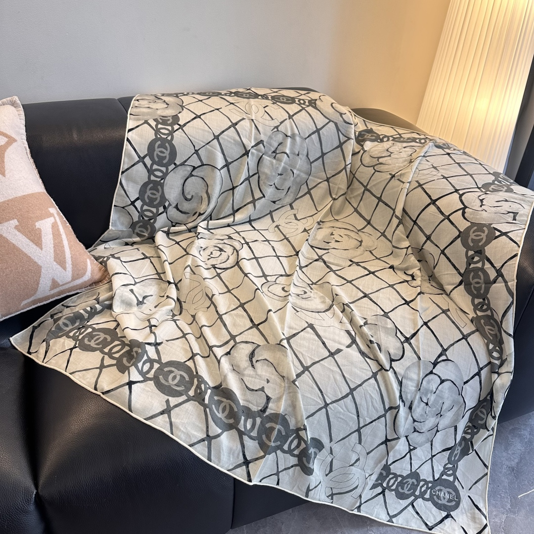 经典茶花优雅Coco风，Chanel最新菱格丝绒大方巾~气质到骨子里，香奶奶新一季的面料超高级，真心超级