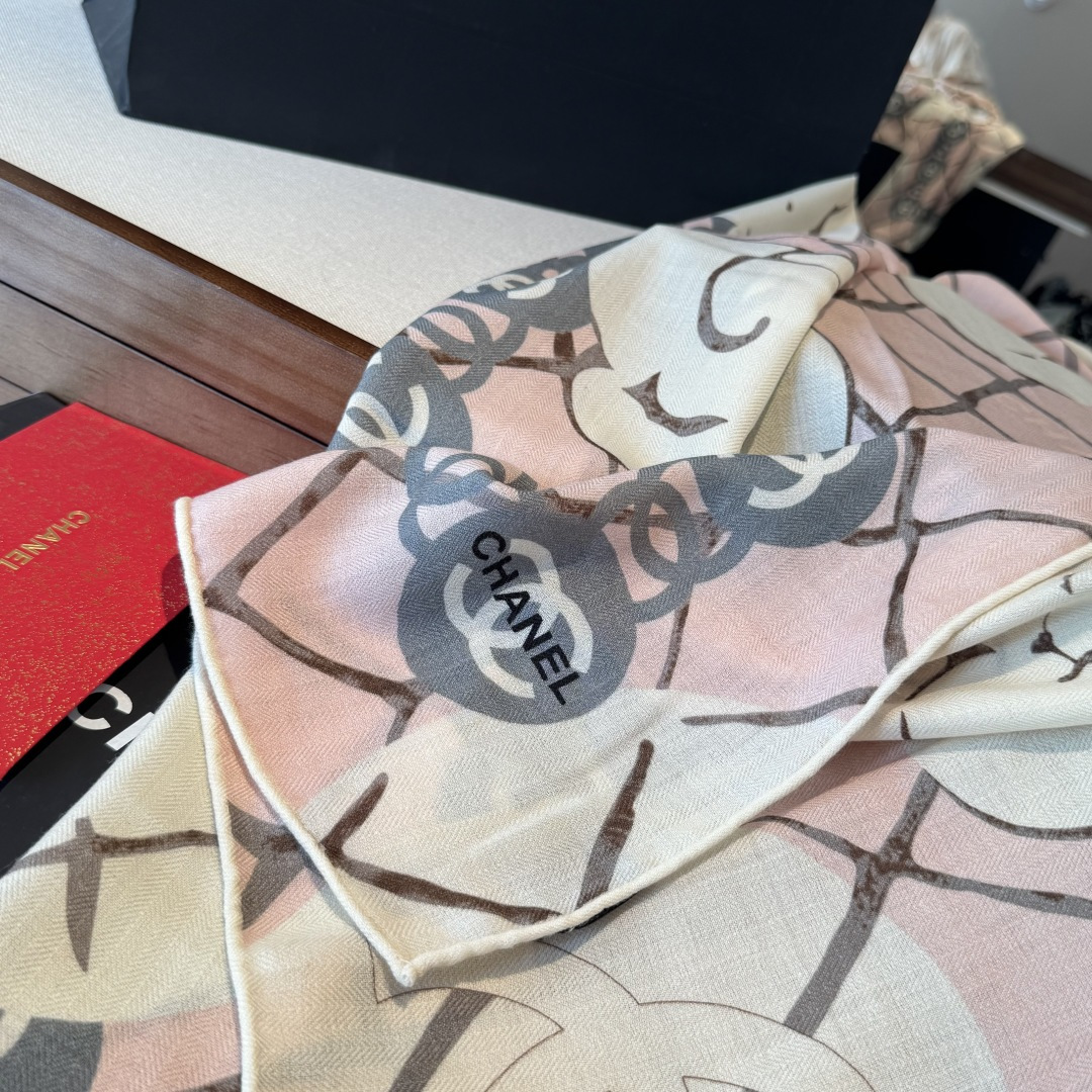 经典茶花优雅Coco风，Chanel最新菱格丝绒大方巾~气质到骨子里，香奶奶新一季的面料超高级，真心超级