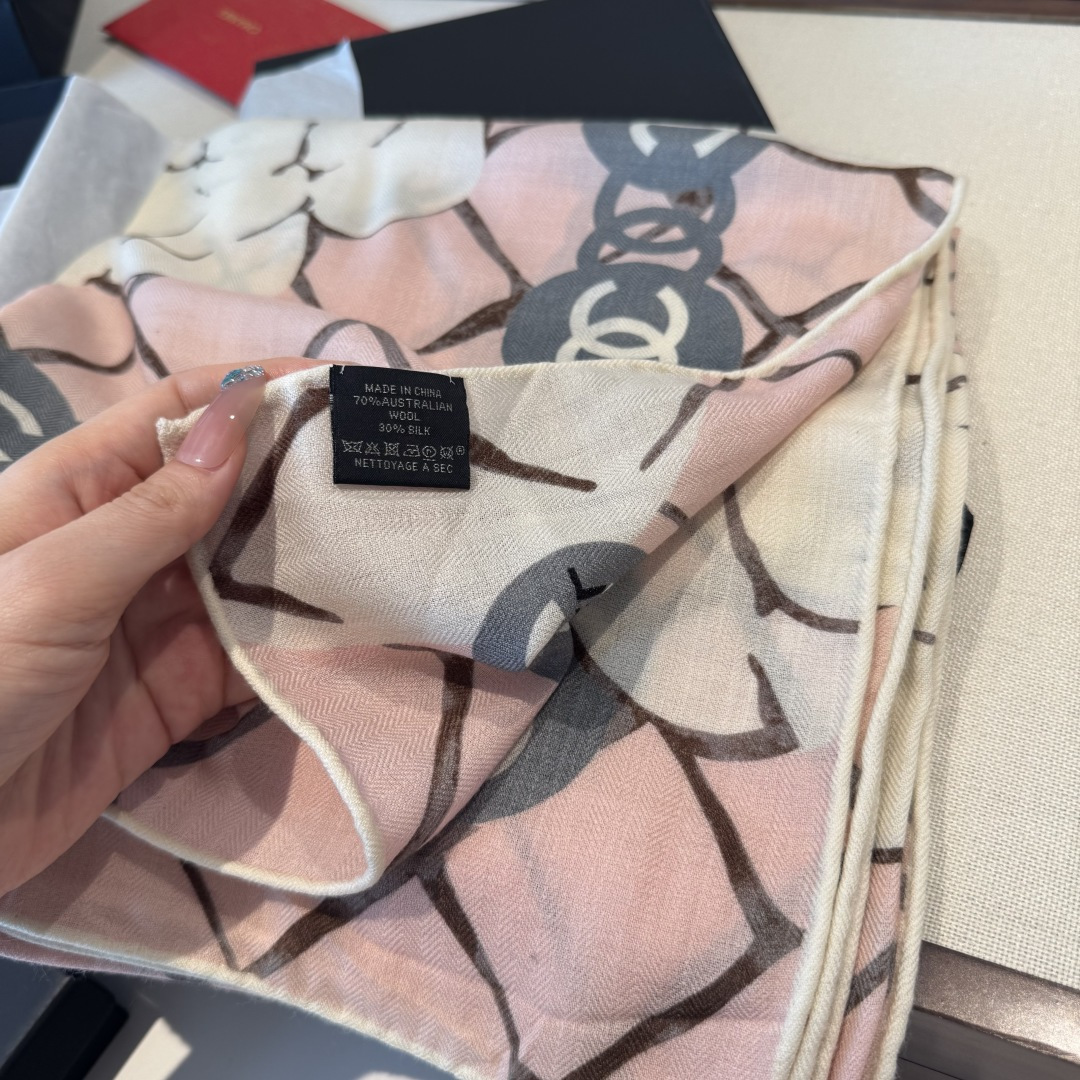 经典茶花优雅Coco风，Chanel最新菱格丝绒大方巾~气质到骨子里，香奶奶新一季的面料超高级，真心超级