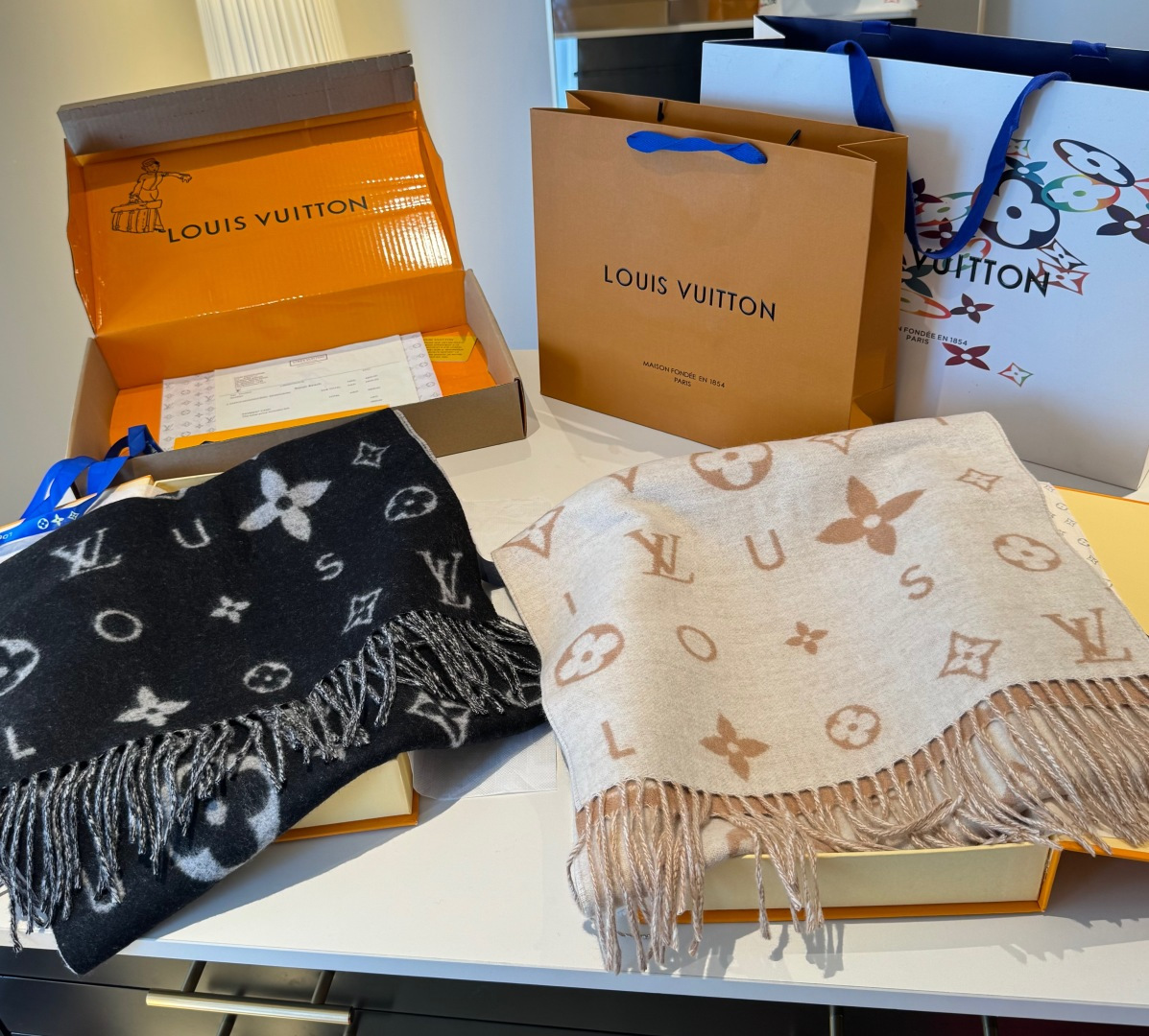 Reykjavik 2.0 围巾为柔软山羊绒标注 Monogram 花卉和 LV 字母，其间点缀品牌名称