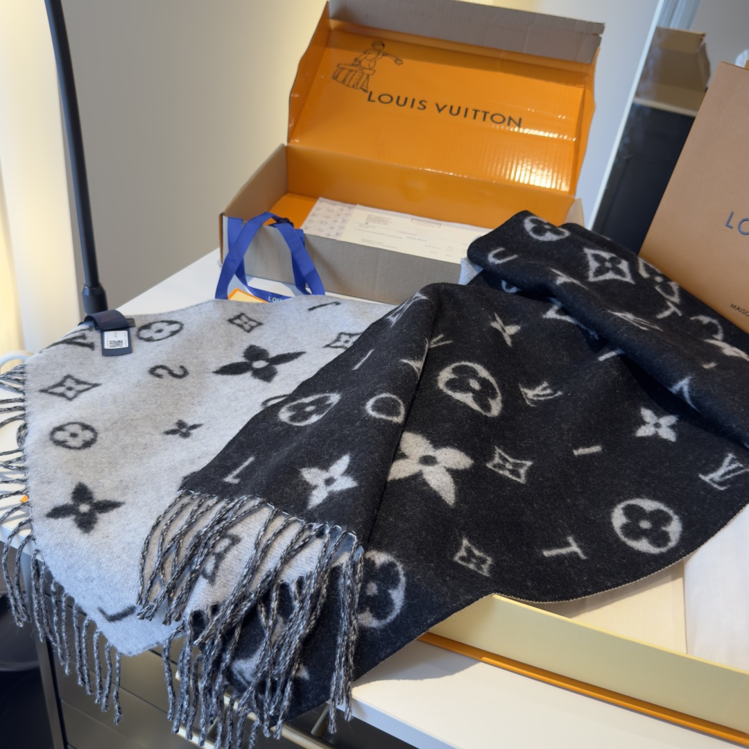 Reykjavik 2.0 围巾为柔软山羊绒标注 Monogram 花卉和 LV 字母，其间点缀品牌名称