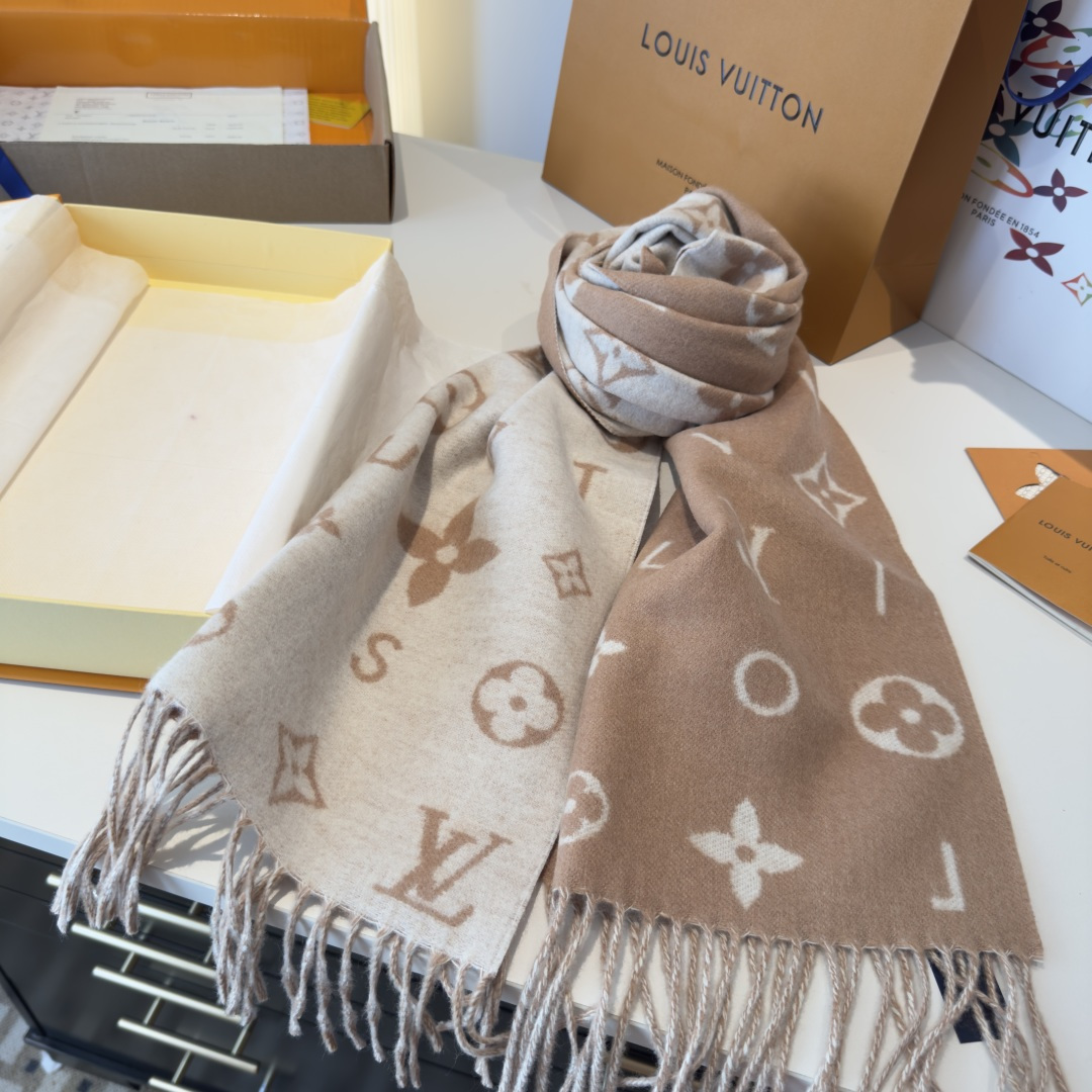 Reykjavik 2.0 围巾为柔软山羊绒标注 Monogram 花卉和 LV 字母，其间点缀品牌名称