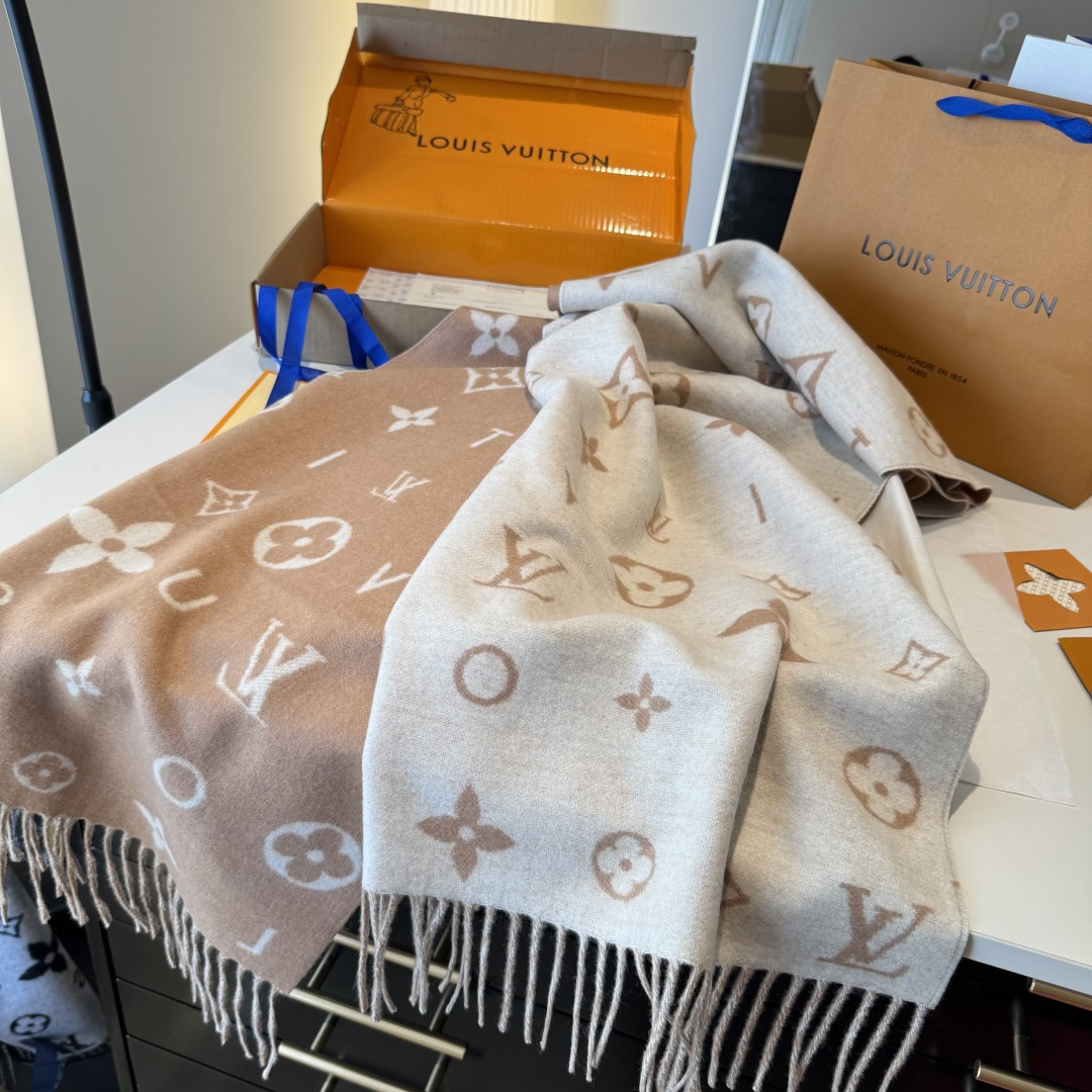 Reykjavik 2.0 围巾为柔软山羊绒标注 Monogram 花卉和 LV 字母，其间点缀品牌名称