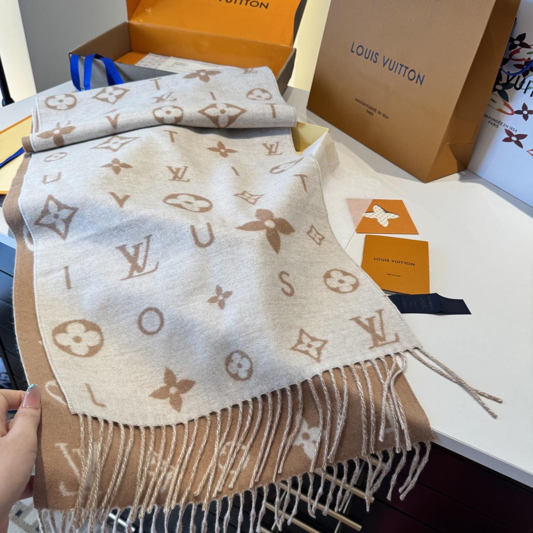 Reykjavik 2.0 围巾为柔软山羊绒标注 Monogram 花卉和 LV 字母，其间点缀品牌名称