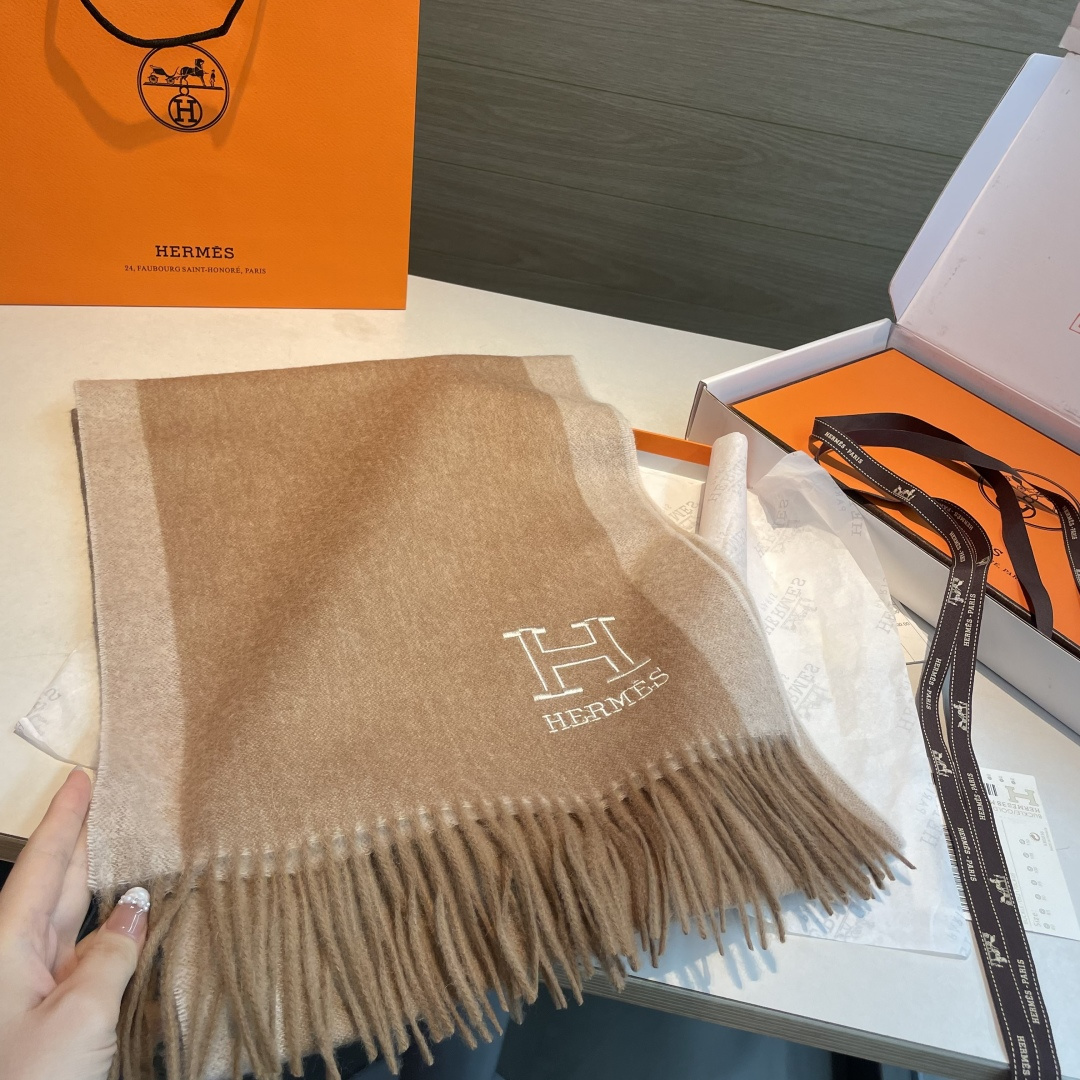 ✨✨爱马仕双面围巾❗好看的要疯掉了，太有型太有魅力了❗❗非常斯文时尚的秋冬单品！真的很喜欢，非常Clas