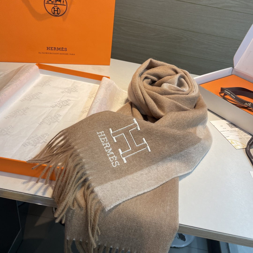 ✨✨爱马仕双面围巾❗好看的要疯掉了，太有型太有魅力了❗❗非常斯文时尚的秋冬单品！真的很喜欢，非常Clas