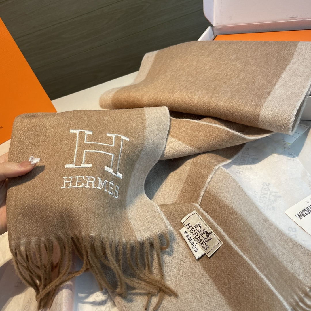 ✨✨爱马仕双面围巾❗好看的要疯掉了，太有型太有魅力了❗❗非常斯文时尚的秋冬单品！真的很喜欢，非常Clas