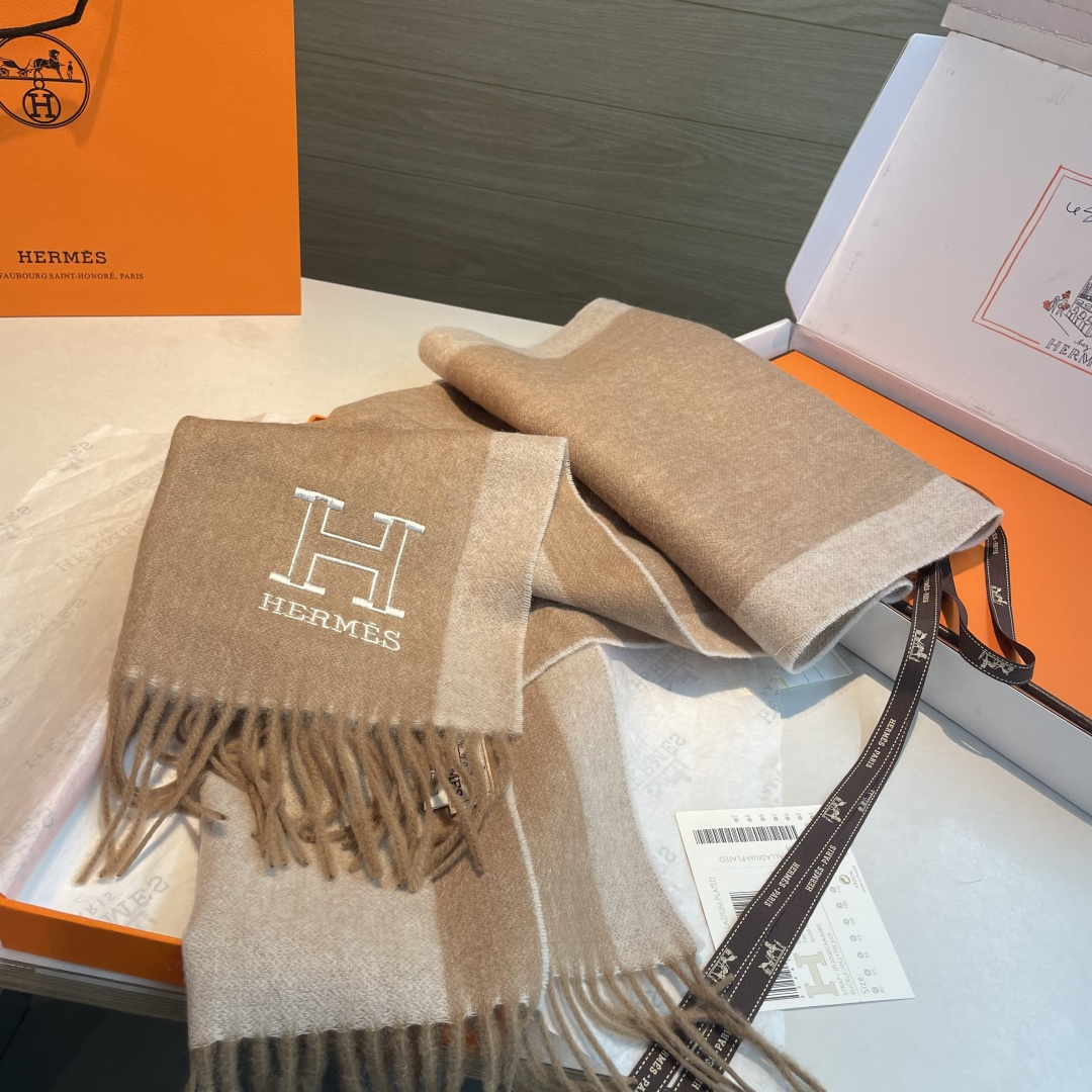 ✨✨爱马仕双面围巾❗好看的要疯掉了，太有型太有魅力了❗❗非常斯文时尚的秋冬单品！真的很喜欢，非常Clas