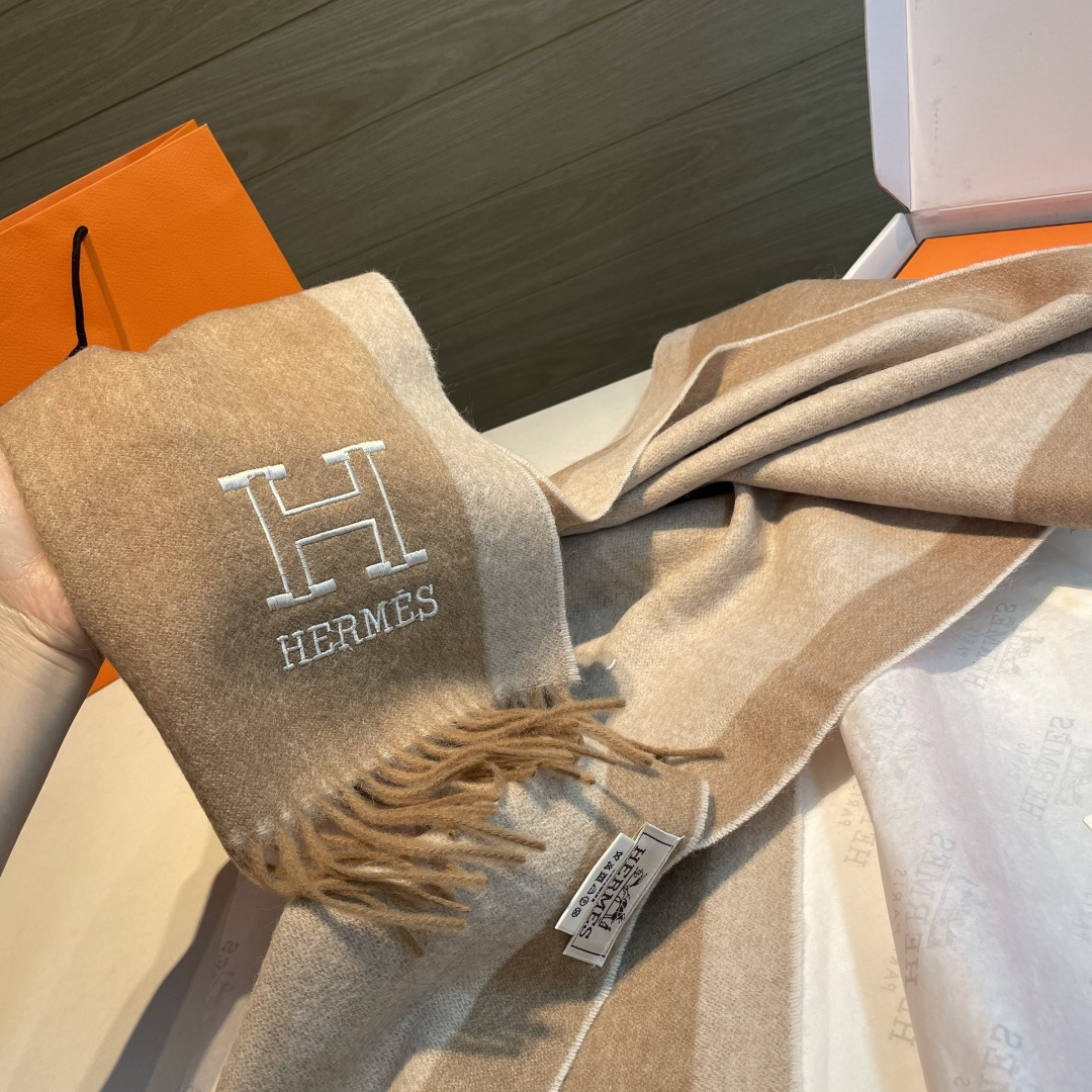 ✨✨爱马仕双面围巾❗好看的要疯掉了，太有型太有魅力了❗❗非常斯文时尚的秋冬单品！真的很喜欢，非常Clas