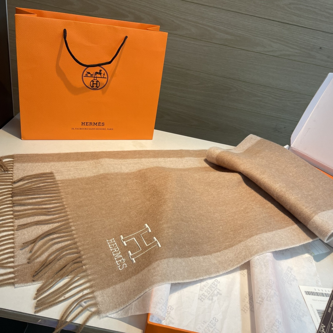 ✨✨爱马仕双面围巾❗好看的要疯掉了，太有型太有魅力了❗❗非常斯文时尚的秋冬单品！真的很喜欢，非常Clas