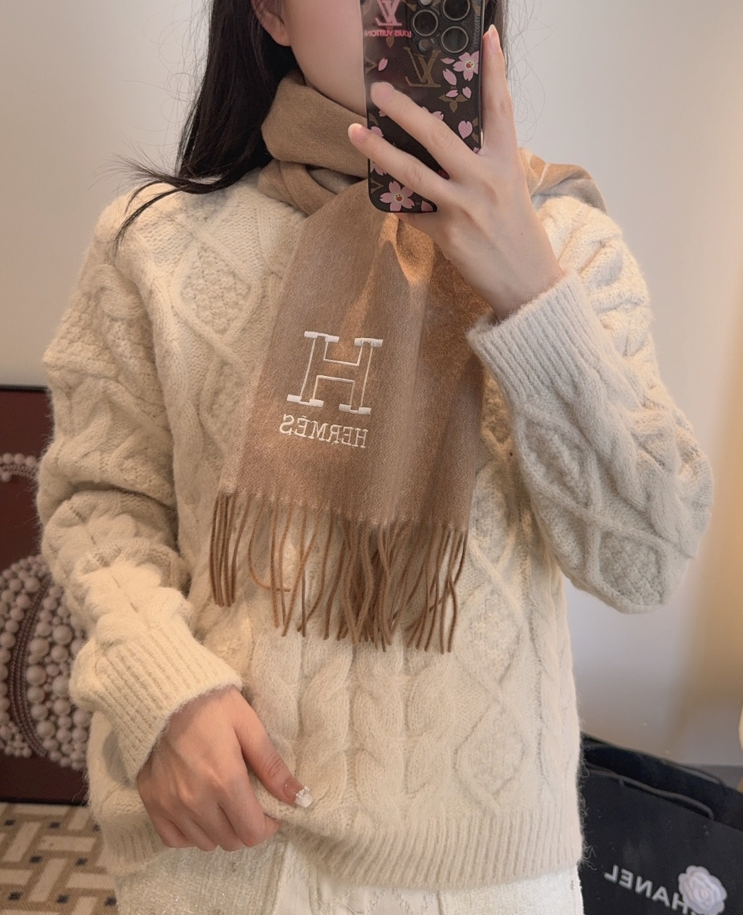 ✨✨爱马仕双面围巾❗好看的要疯掉了，太有型太有魅力了❗❗非常斯文时尚的秋冬单品！真的很喜欢，非常Clas