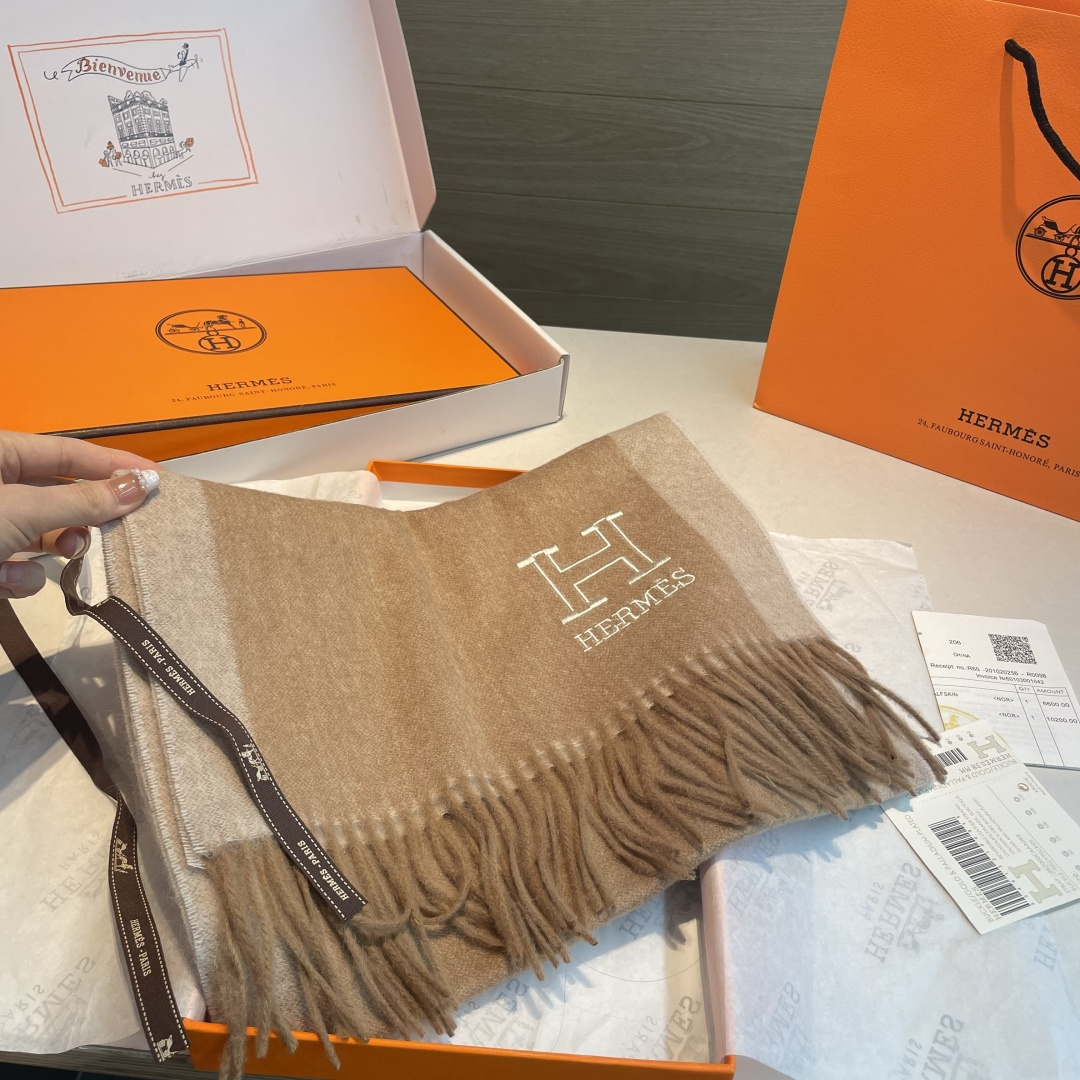 ✨✨爱马仕双面围巾❗好看的要疯掉了，太有型太有魅力了❗❗非常斯文时尚的秋冬单品！真的很喜欢，非常Clas