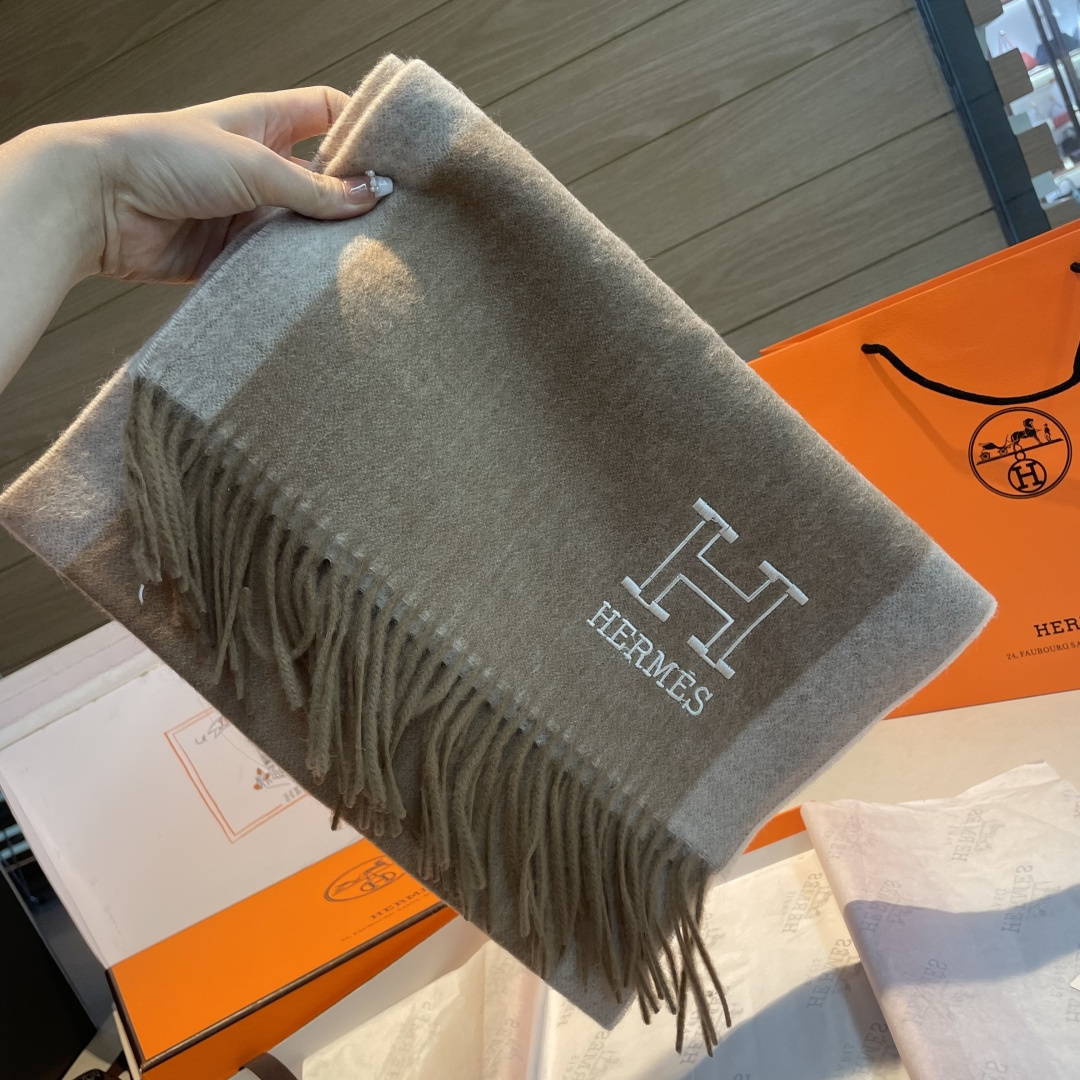 ✨✨爱马仕双面围巾❗好看的要疯掉了，太有型太有魅力了❗❗非常斯文时尚的秋冬单品！真的很喜欢，非常Clas