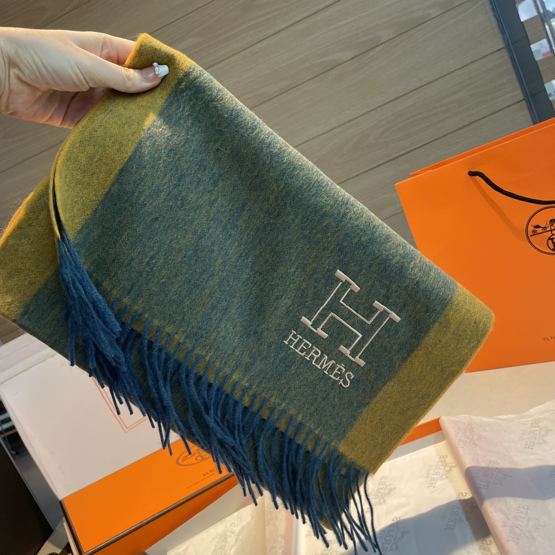 ✨✨爱马仕双面围巾❗好看的要疯掉了，太有型太有魅力了❗❗非常斯文时尚的秋冬单品！真的很喜欢，非常Clas