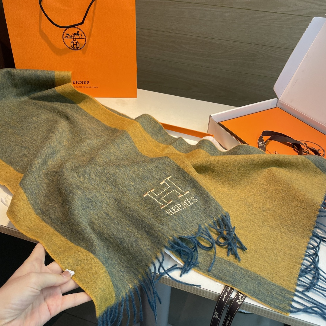 ✨✨爱马仕双面围巾❗好看的要疯掉了，太有型太有魅力了❗❗非常斯文时尚的秋冬单品！真的很喜欢，非常Clas