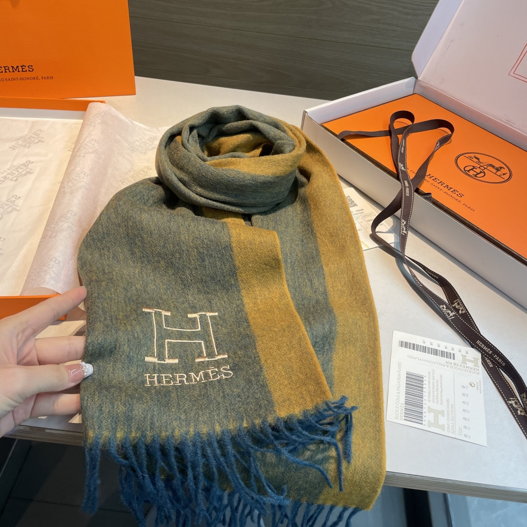 ✨✨爱马仕双面围巾❗好看的要疯掉了，太有型太有魅力了❗❗非常斯文时尚的秋冬单品！真的很喜欢，非常Clas