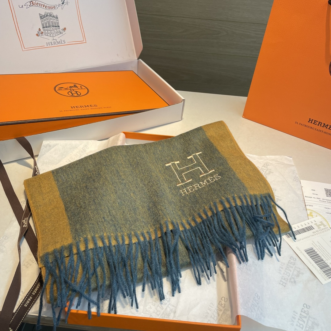 ✨✨爱马仕双面围巾❗好看的要疯掉了，太有型太有魅力了❗❗非常斯文时尚的秋冬单品！真的很喜欢，非常Clas
