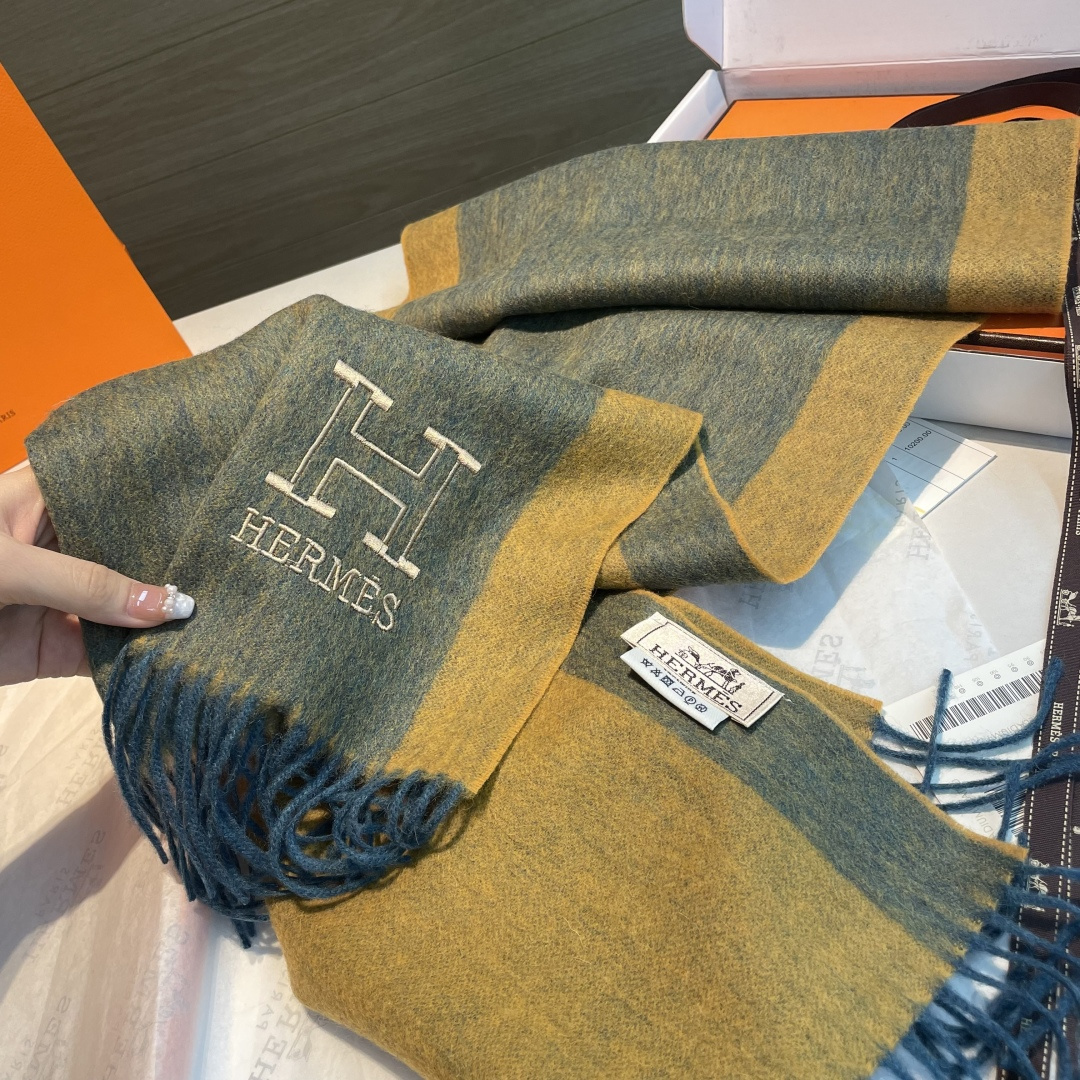 ✨✨爱马仕双面围巾❗好看的要疯掉了，太有型太有魅力了❗❗非常斯文时尚的秋冬单品！真的很喜欢，非常Clas