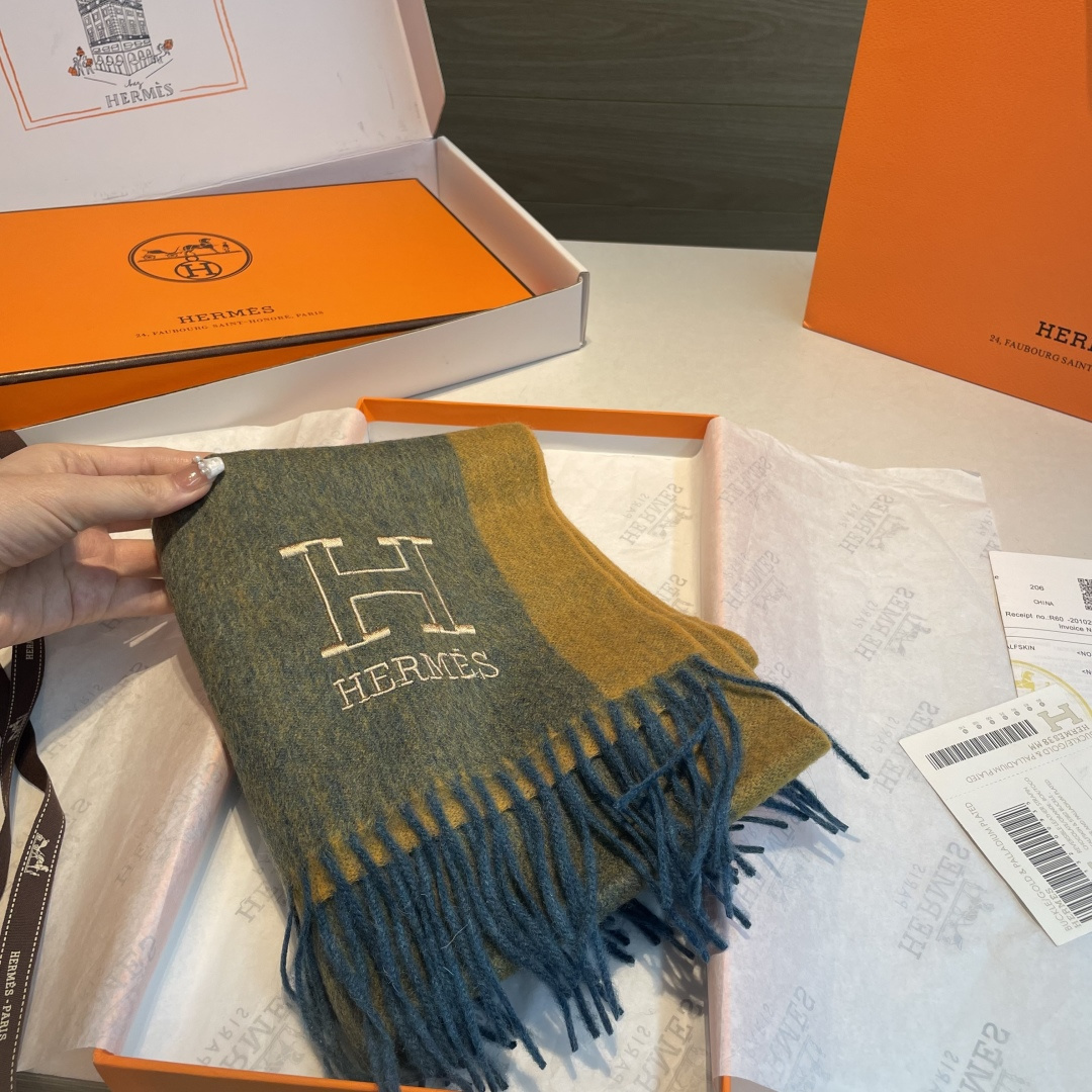 ✨✨爱马仕双面围巾❗好看的要疯掉了，太有型太有魅力了❗❗非常斯文时尚的秋冬单品！真的很喜欢，非常Clas