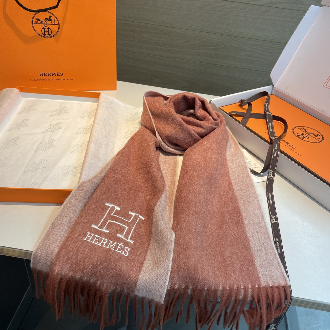 ✨✨爱马仕双面围巾❗好看的要疯掉了，太有型太有魅力了❗❗非常斯文时尚的秋冬单品！真的很喜欢，非常Clas