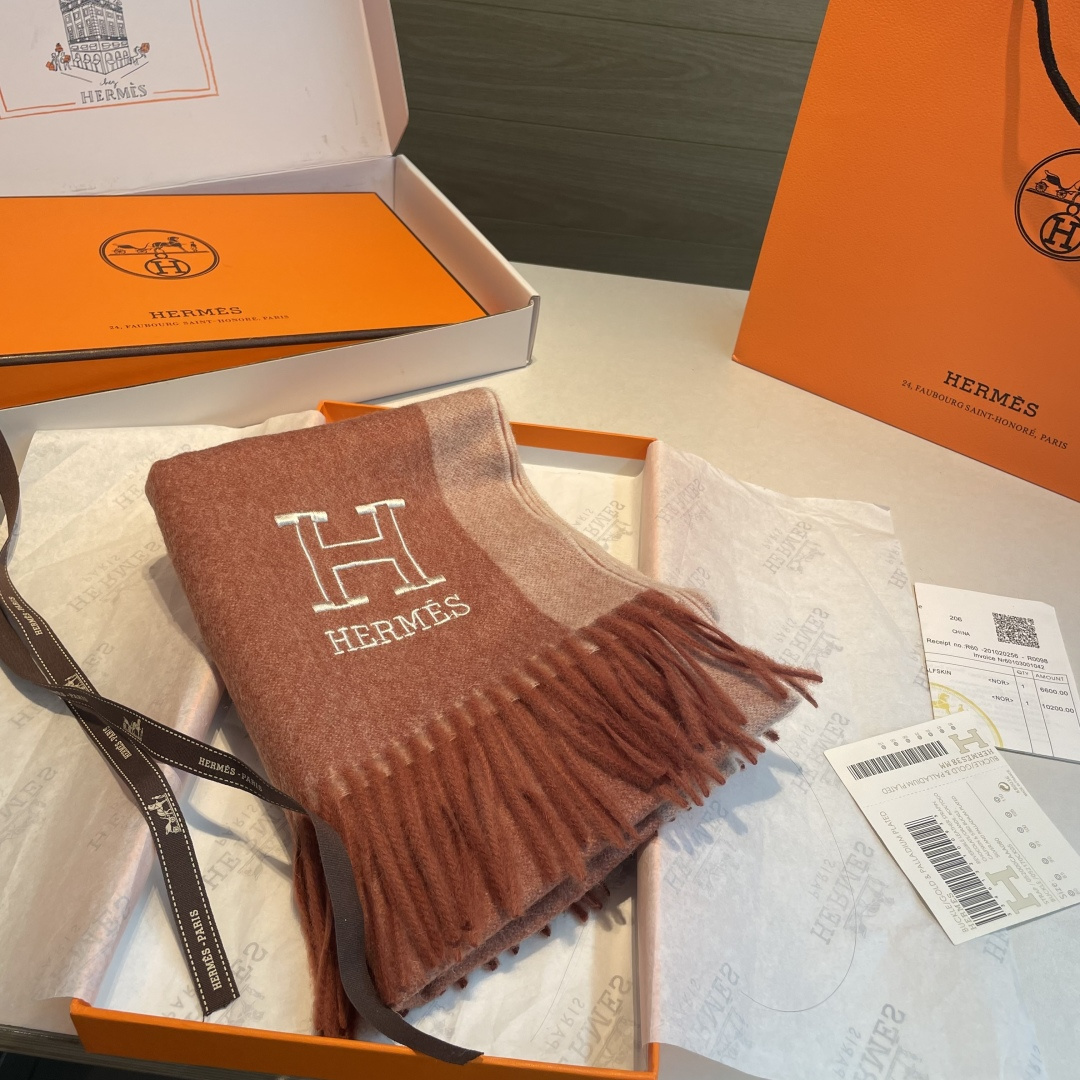 ✨✨爱马仕双面围巾❗好看的要疯掉了，太有型太有魅力了❗❗非常斯文时尚的秋冬单品！真的很喜欢，非常Clas