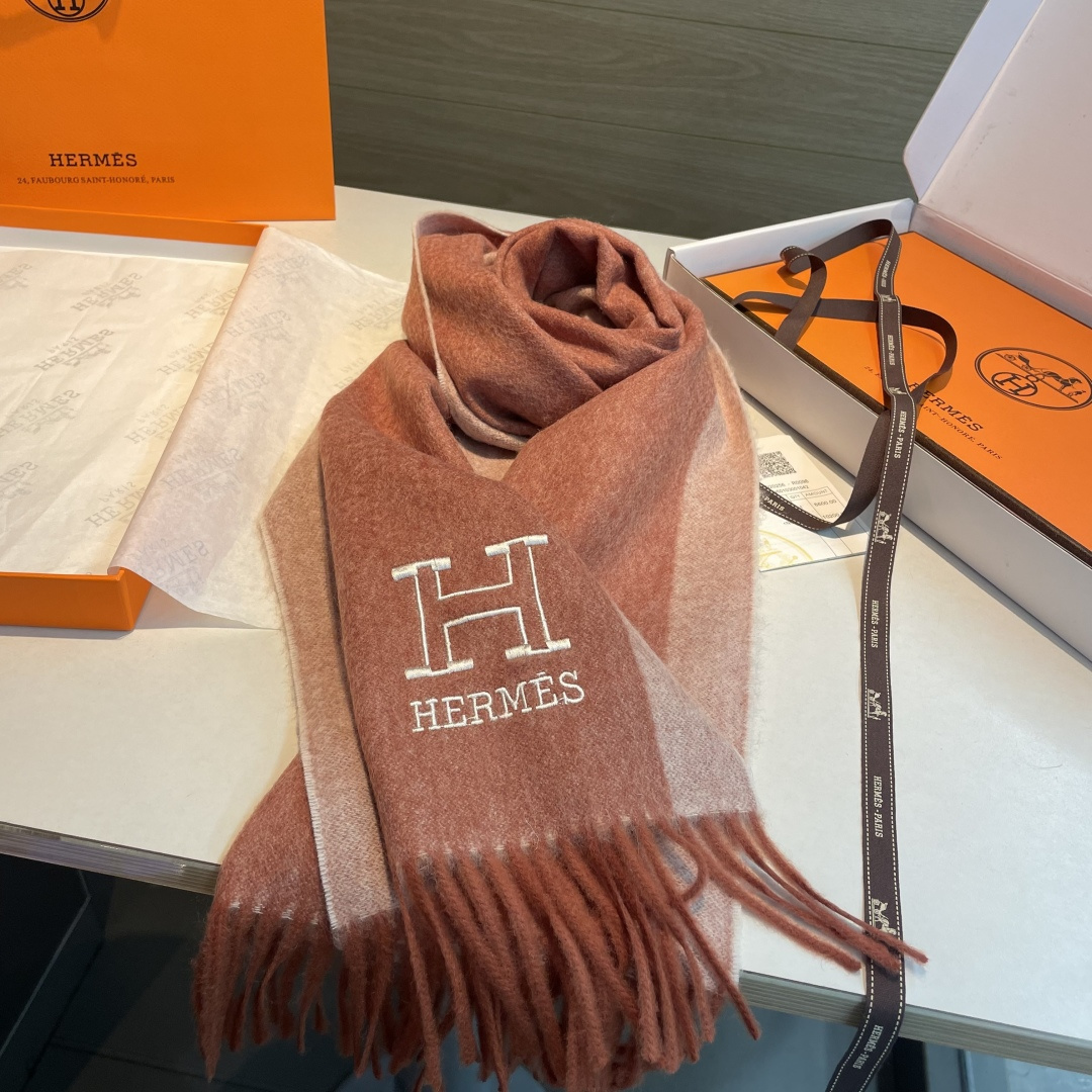 ✨✨爱马仕双面围巾❗好看的要疯掉了，太有型太有魅力了❗❗非常斯文时尚的秋冬单品！真的很喜欢，非常Clas