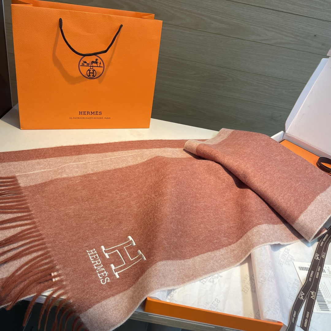 ✨✨爱马仕双面围巾❗好看的要疯掉了，太有型太有魅力了❗❗非常斯文时尚的秋冬单品！真的很喜欢，非常Clas