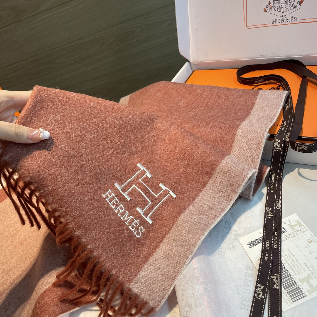 ✨✨爱马仕双面围巾❗好看的要疯掉了，太有型太有魅力了❗❗非常斯文时尚的秋冬单品！真的很喜欢，非常Clas