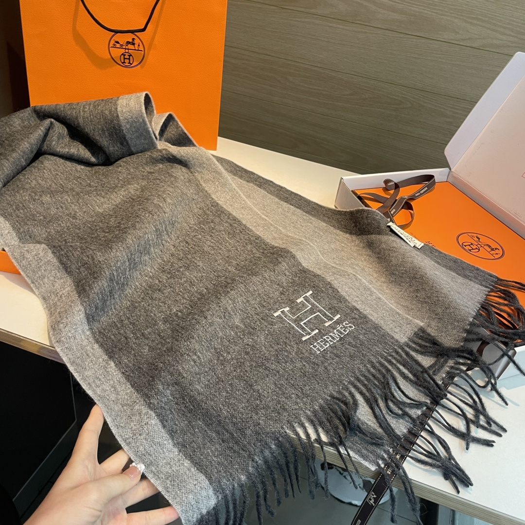 ✨✨爱马仕双面围巾❗好看的要疯掉了，太有型太有魅力了❗❗非常斯文时尚的秋冬单品！真的很喜欢，非常Clas