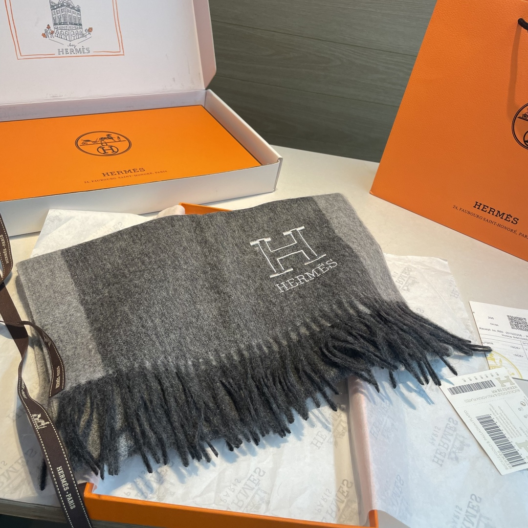 ✨✨爱马仕双面围巾❗好看的要疯掉了，太有型太有魅力了❗❗非常斯文时尚的秋冬单品！真的很喜欢，非常Clas