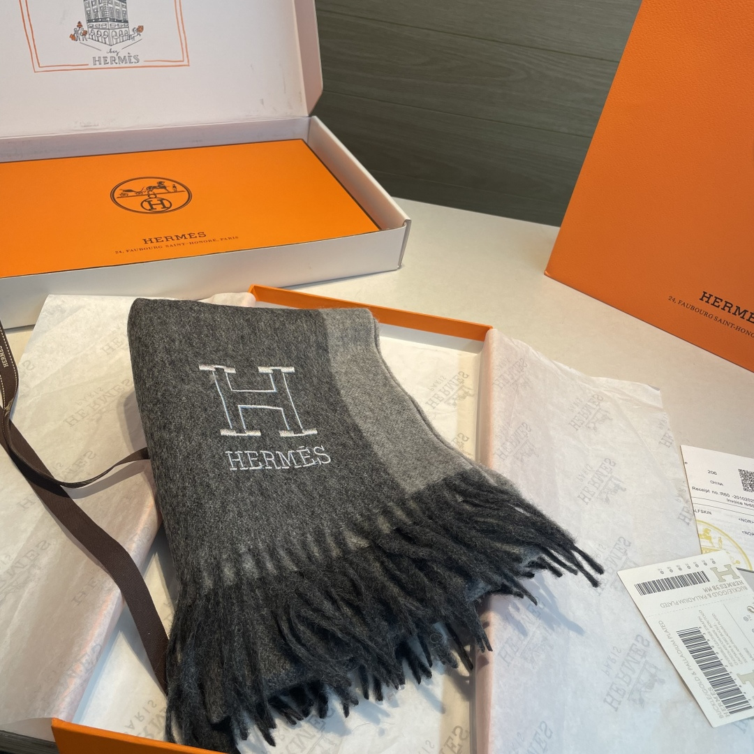 ✨✨爱马仕双面围巾❗好看的要疯掉了，太有型太有魅力了❗❗非常斯文时尚的秋冬单品！真的很喜欢，非常Clas