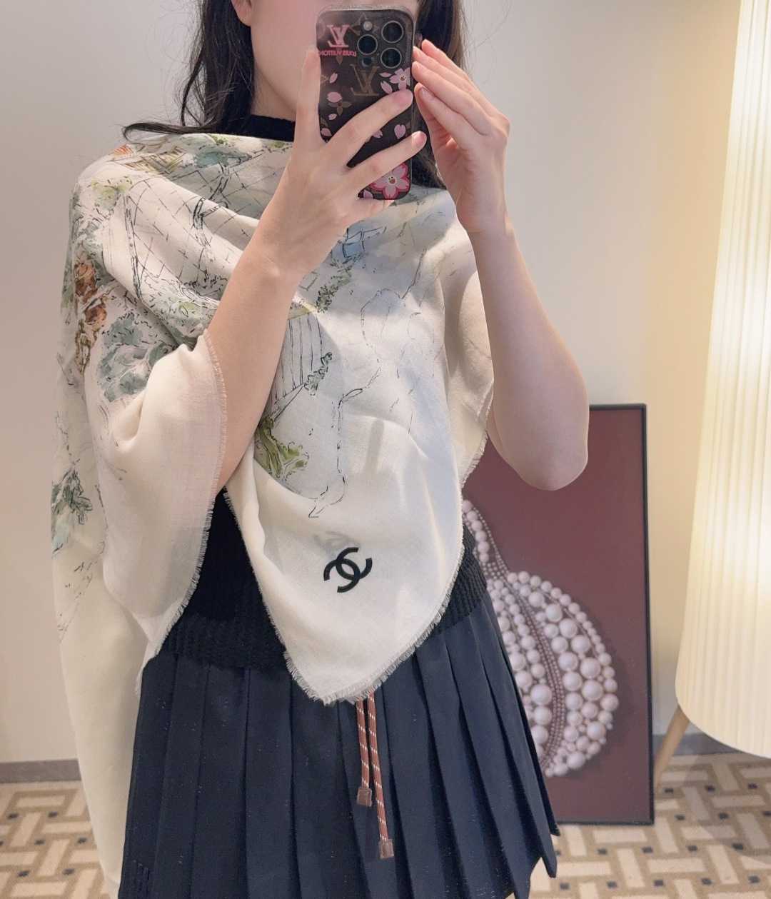 25年高级手工坊系列作品梦幻而极具电影感，灵感来自嘉柏丽尔·香奈儿收藏的中国乌木漆面屏风。在她巴黎康朋街