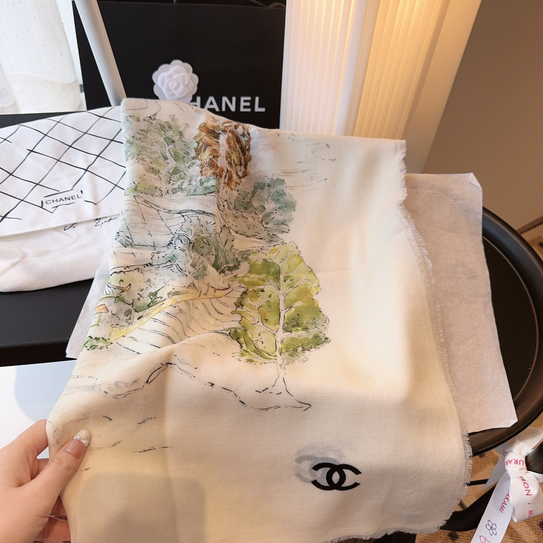 25年高级手工坊系列作品梦幻而极具电影感，灵感来自嘉柏丽尔·香奈儿收藏的中国乌木漆面屏风。在她巴黎康朋街