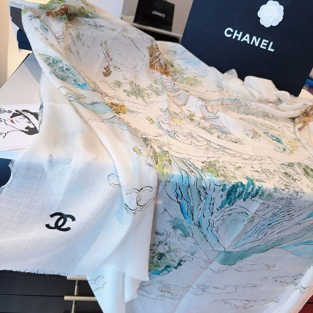 25年高级手工坊系列作品梦幻而极具电影感，灵感来自嘉柏丽尔·香奈儿收藏的中国乌木漆面屏风。在她巴黎康朋街