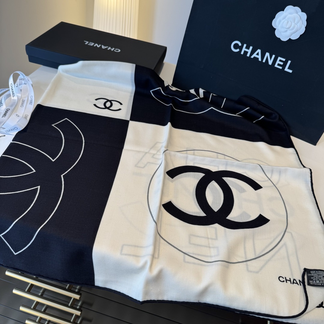 经典茶花优雅Coco风，Chanel最新菱格丝绒大方巾~气质到骨子里，香奶奶新一季的面料超高级，真心超级