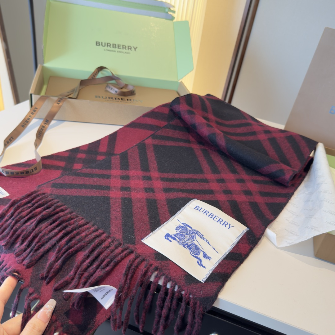 高品质 怒推走量新款🎊巴宝莉官网最新款💥 100%顶级双面山羊绒材质🔥非常保暖👑 柔软亲肤，不扎脖😍经典