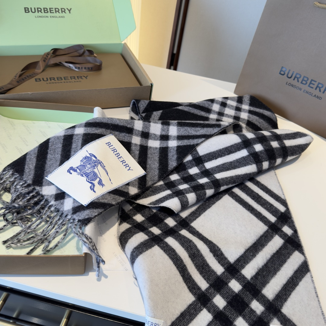 高品质 怒推走量新款🎊巴宝莉官网最新款💥 100%顶级双面山羊绒材质🔥非常保暖👑 柔软亲肤，不扎脖😍经典