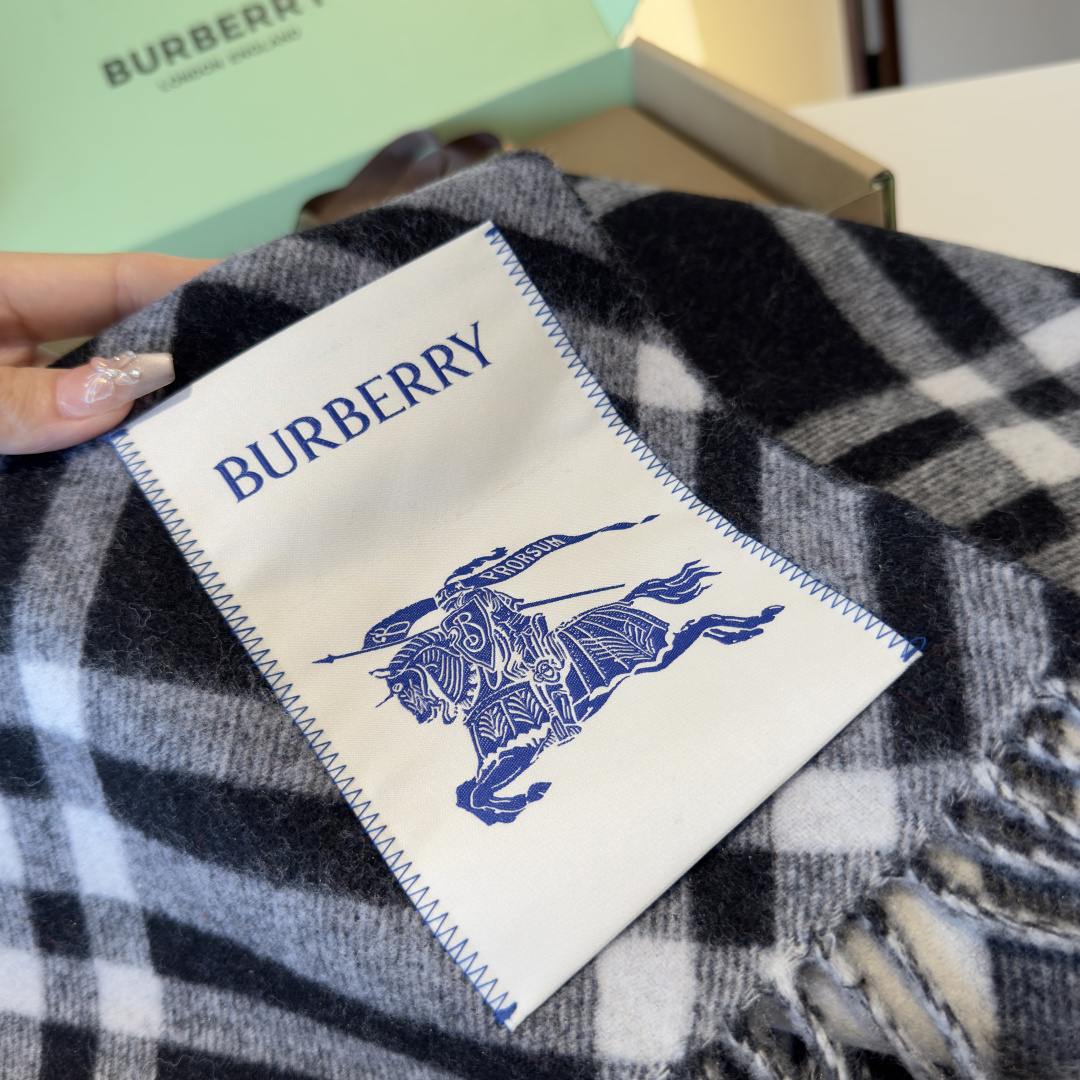 高品质 怒推走量新款🎊巴宝莉官网最新款💥 100%顶级双面山羊绒材质🔥非常保暖👑 柔软亲肤，不扎脖😍经典