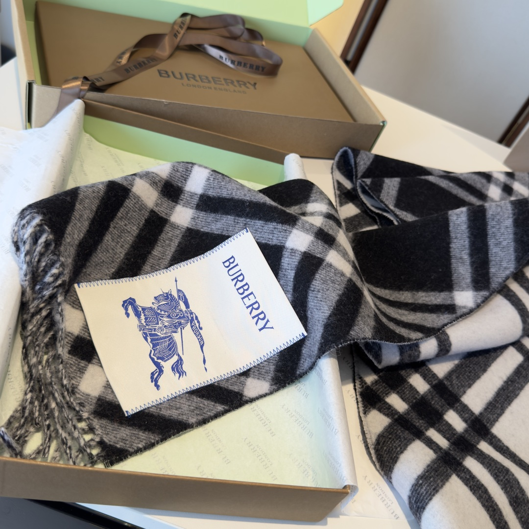 高品质 怒推走量新款🎊巴宝莉官网最新款💥 100%顶级双面山羊绒材质🔥非常保暖👑 柔软亲肤，不扎脖😍经典