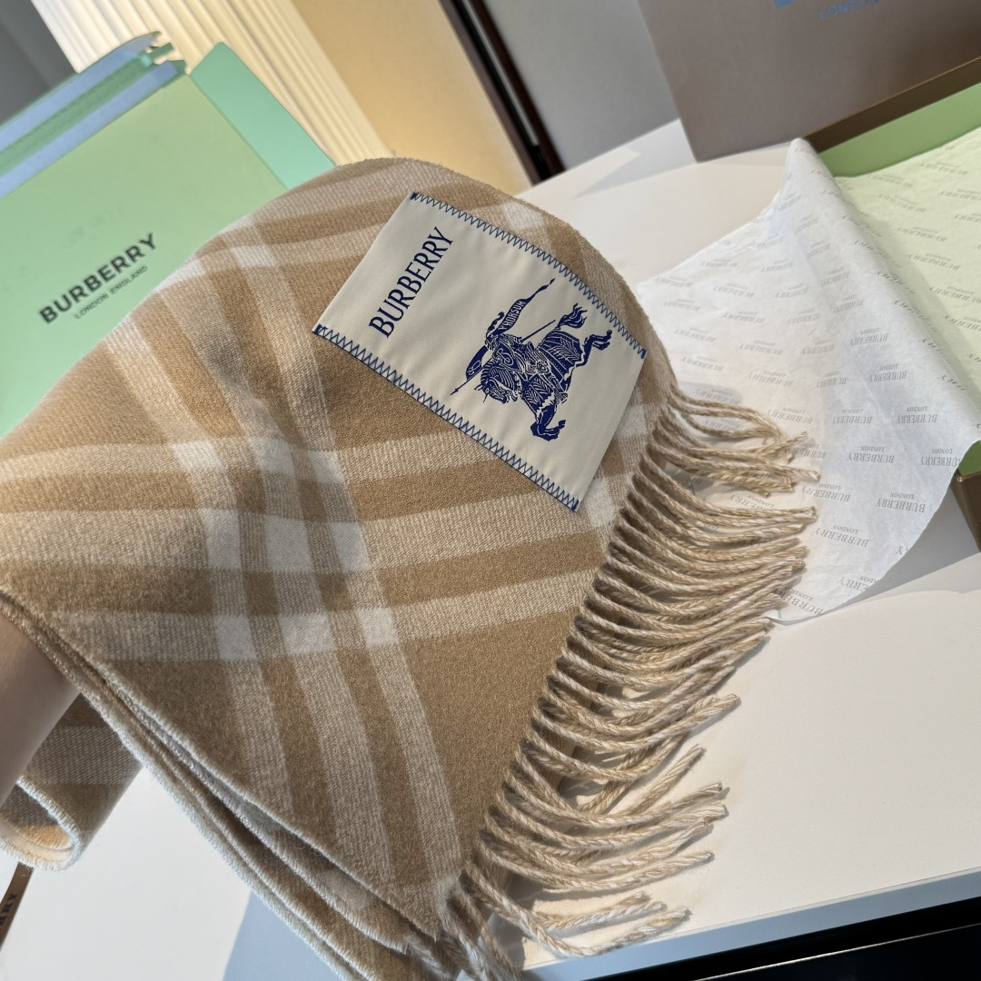 高品质 怒推走量新款🎊巴宝莉官网最新款💥 100%顶级双面山羊绒材质🔥非常保暖👑 柔软亲肤，不扎脖😍经典