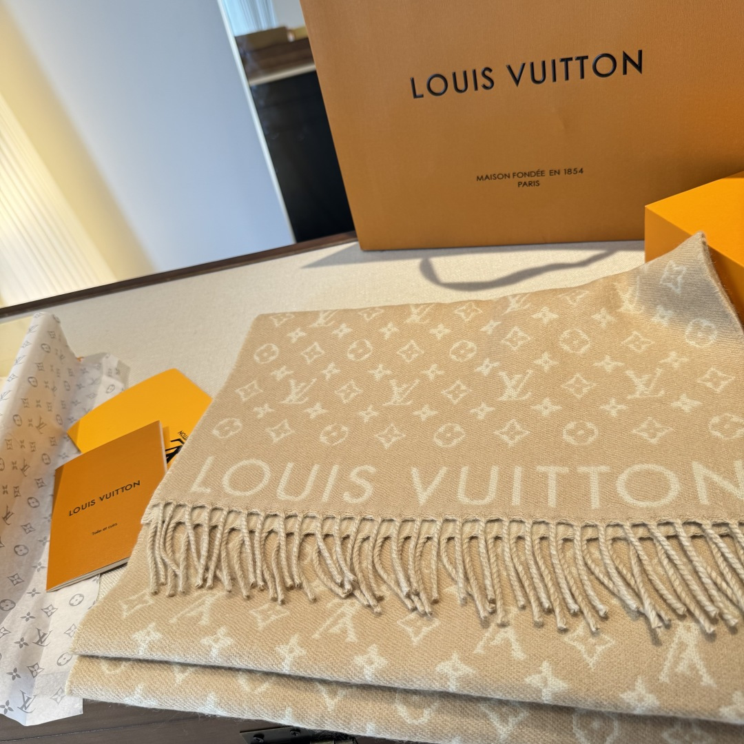 本款My Neverfull围巾为柔暖毛绒混纺铺陈经典Monogram 图案和路易威登成衣系列的Neve