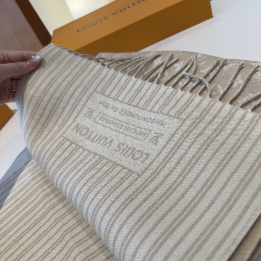 本款My Neverfull围巾为柔暖毛绒混纺铺陈经典Monogram 图案和路易威登成衣系列的Neve