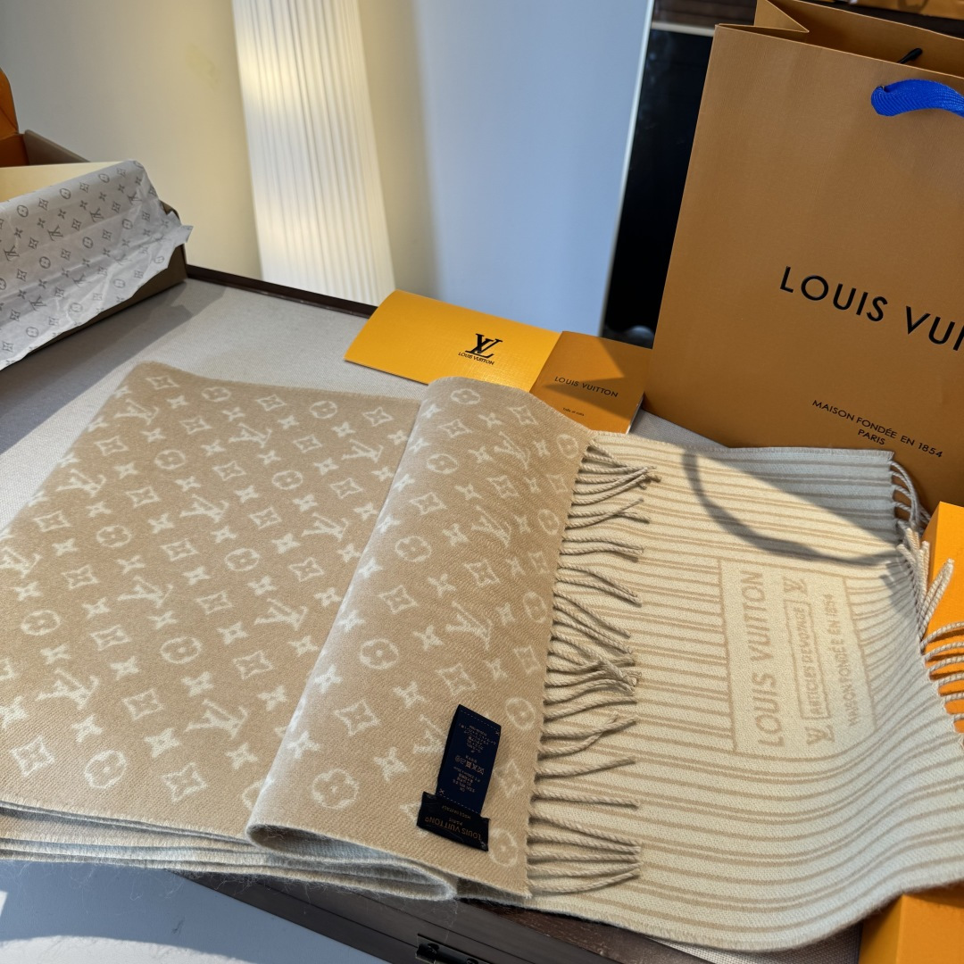 本款My Neverfull围巾为柔暖毛绒混纺铺陈经典Monogram 图案和路易威登成衣系列的Neve