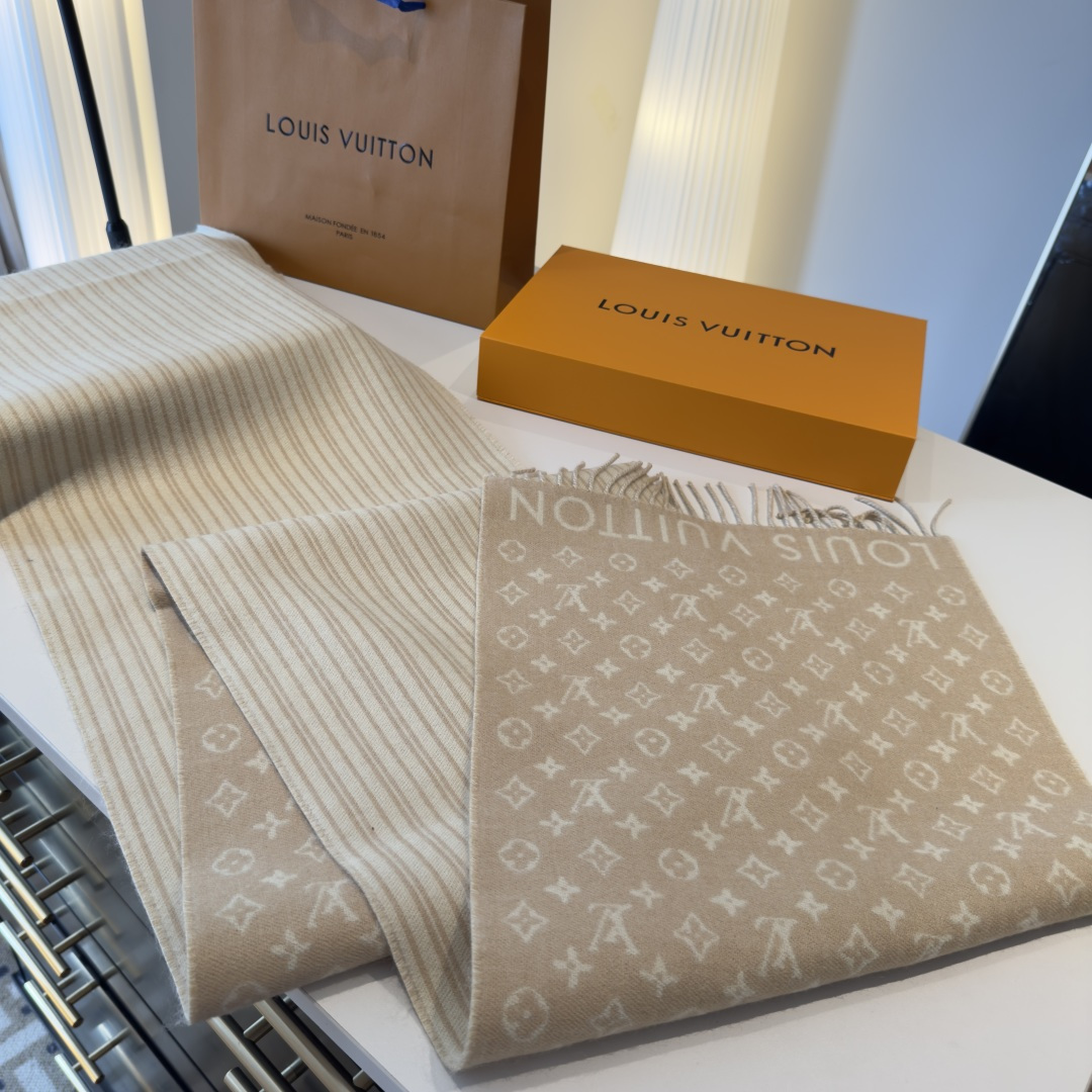 本款My Neverfull围巾为柔暖毛绒混纺铺陈经典Monogram 图案和路易威登成衣系列的Neve